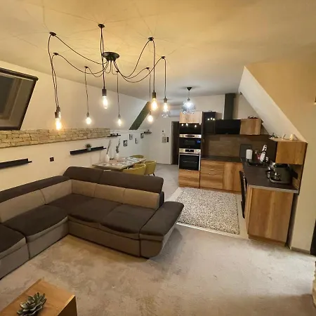 Penthouse privát Jakuzzival Smeraldo Villa Siófok